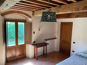 1 bedroom, bed sheets - Tuscan Farmhouse Studio Apartment Nestled in Silence (Vicchio)