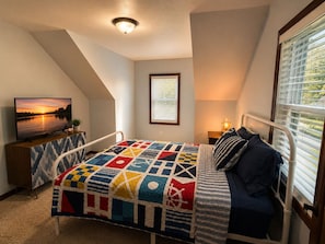 3 bedrooms, iron/ironing board, Internet, bed sheets - 31- NEW Adorable, clean, quality home near beach in quiet neighborhood! (Erie)