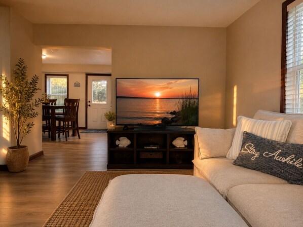 Living area - 31- NEW Adorable, clean, quality home near beach in quiet neighborhood! (Erie)