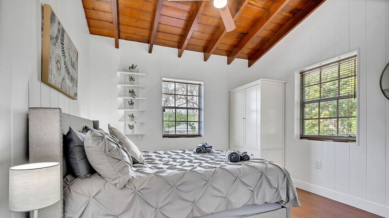 8 bedrooms, desk, iron/ironing board, travel cot