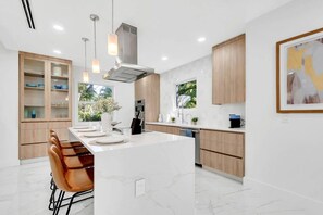 Coffee/tea maker, fridge, microwave, oven - Stunning 4 Bd 4 Bth Home w/Pool (Miami)