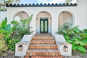Exterior detail - Stunning 4 Bd 4 Bth Home w/Pool (Miami)