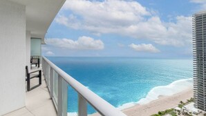 Un balcón con vista al océano y a la playa.