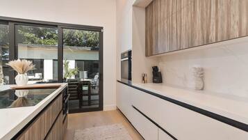 Coffee/tea maker, fridge, microwave, oven