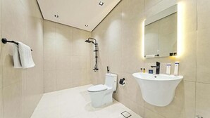 Ein modernes Badezimmer mit Toilette, Dusche und Waschbecken.