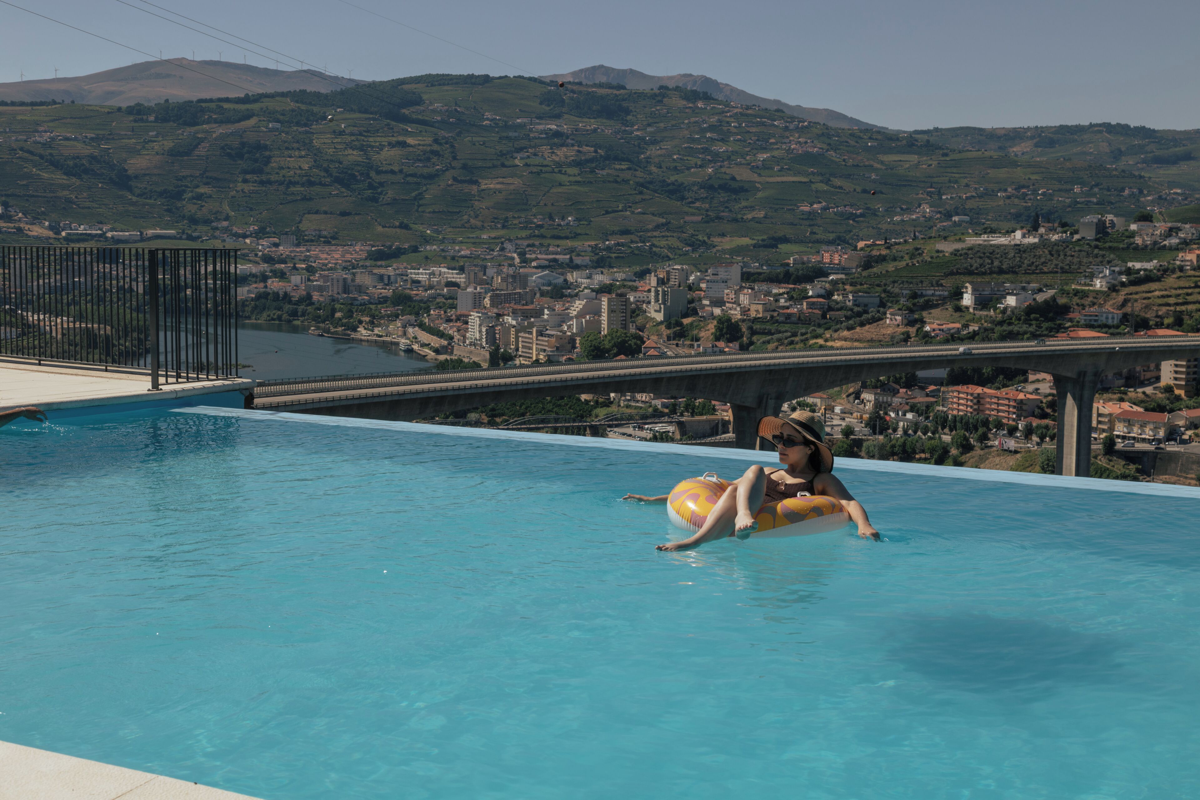 Una piscina al aire libre de temporada