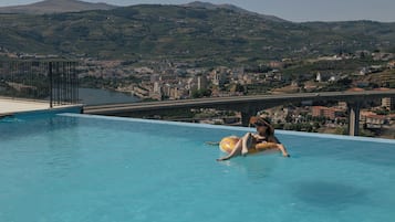 Una piscina al aire libre de temporada