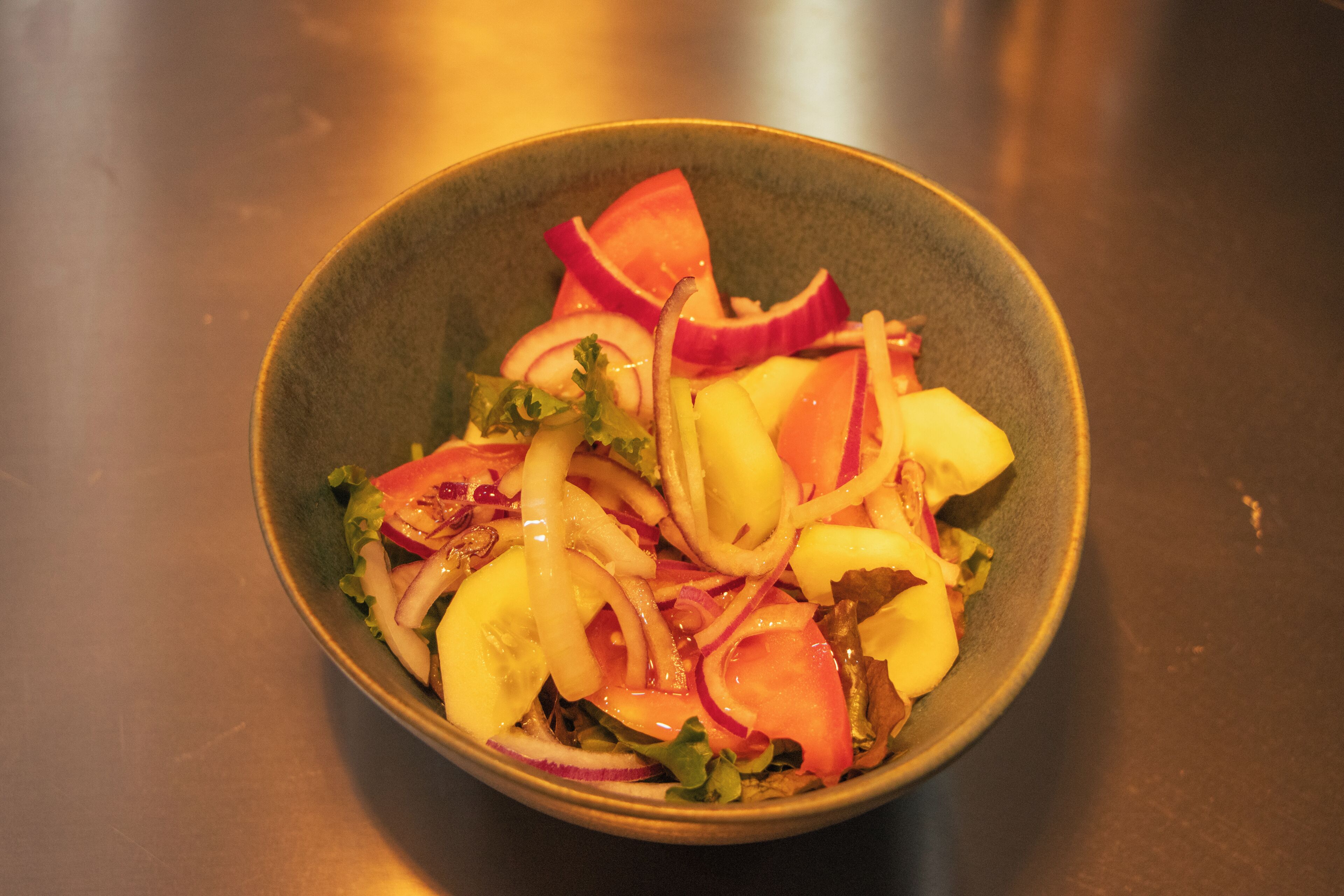 Uma salada com diversos vegetais.