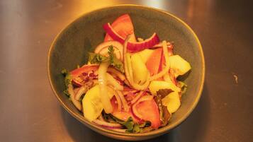 Uma salada com diversos vegetais.