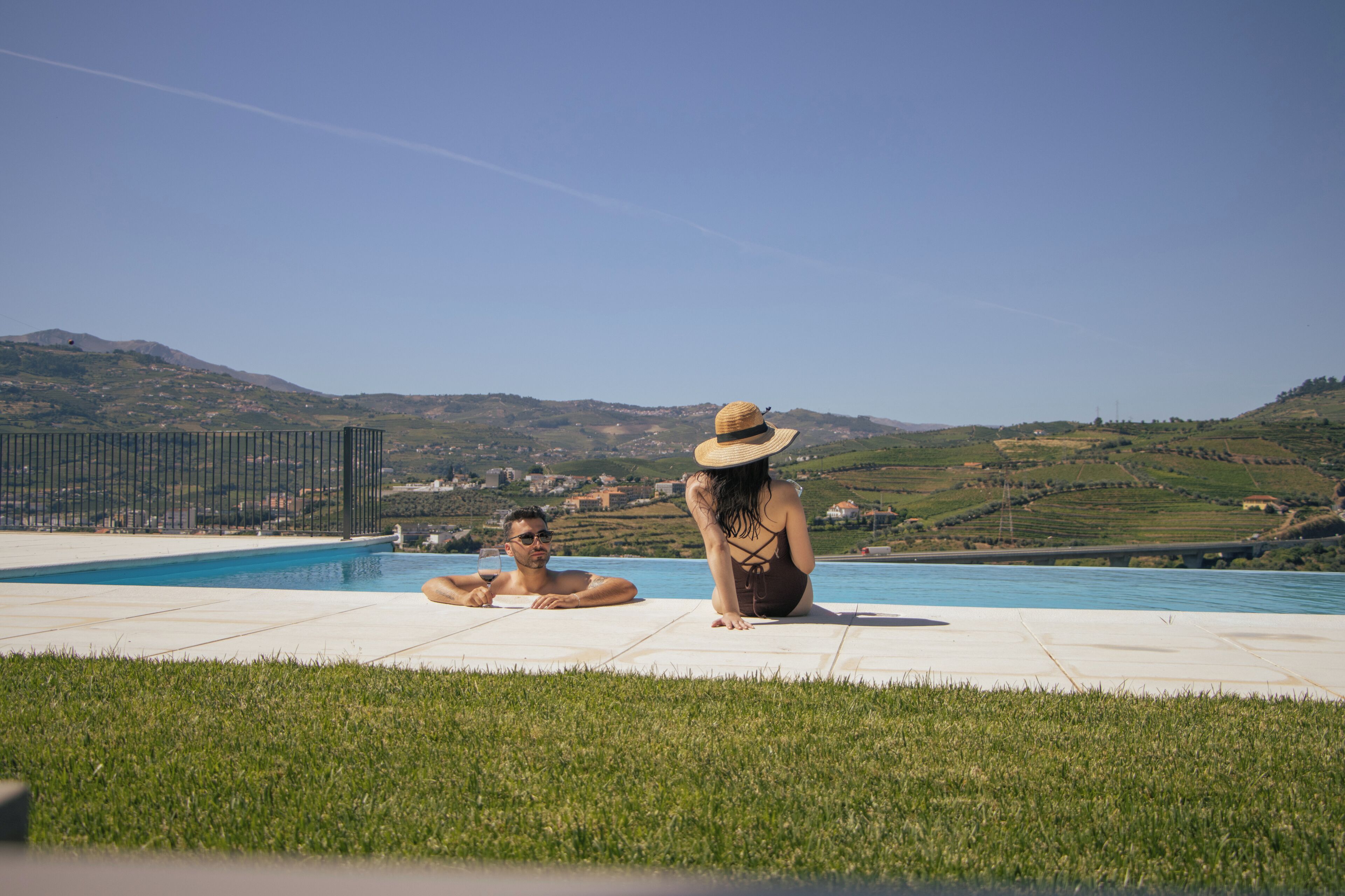 Zona de piscina amb vistes al camp de paisatge.