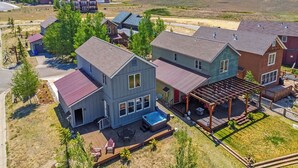 Un quartier résidentiel avec des maisons, un jacuzzi et une terrasse.