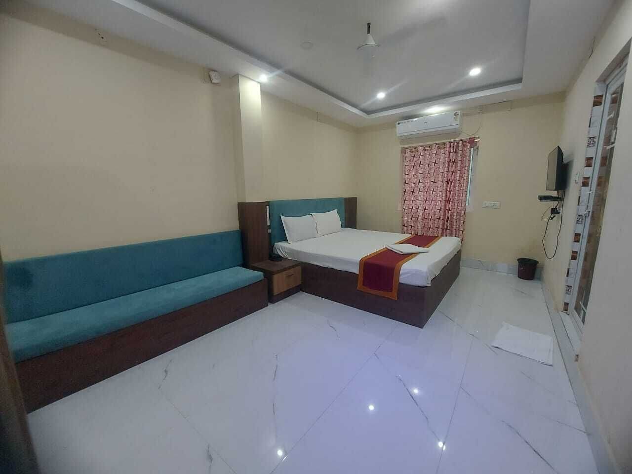 Deluxe Double Room | Premium bedding, laptop workspace, WiFi (free), bed sheets