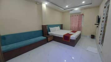 Deluxe Double Room | Premium bedding, laptop workspace, WiFi (free), bed sheets
