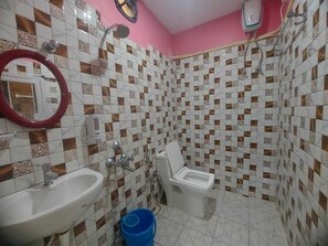 Deluxe Double Room | Bilik Mandi | Pancuran mandi, tuala disediakan, sabun, syampu 