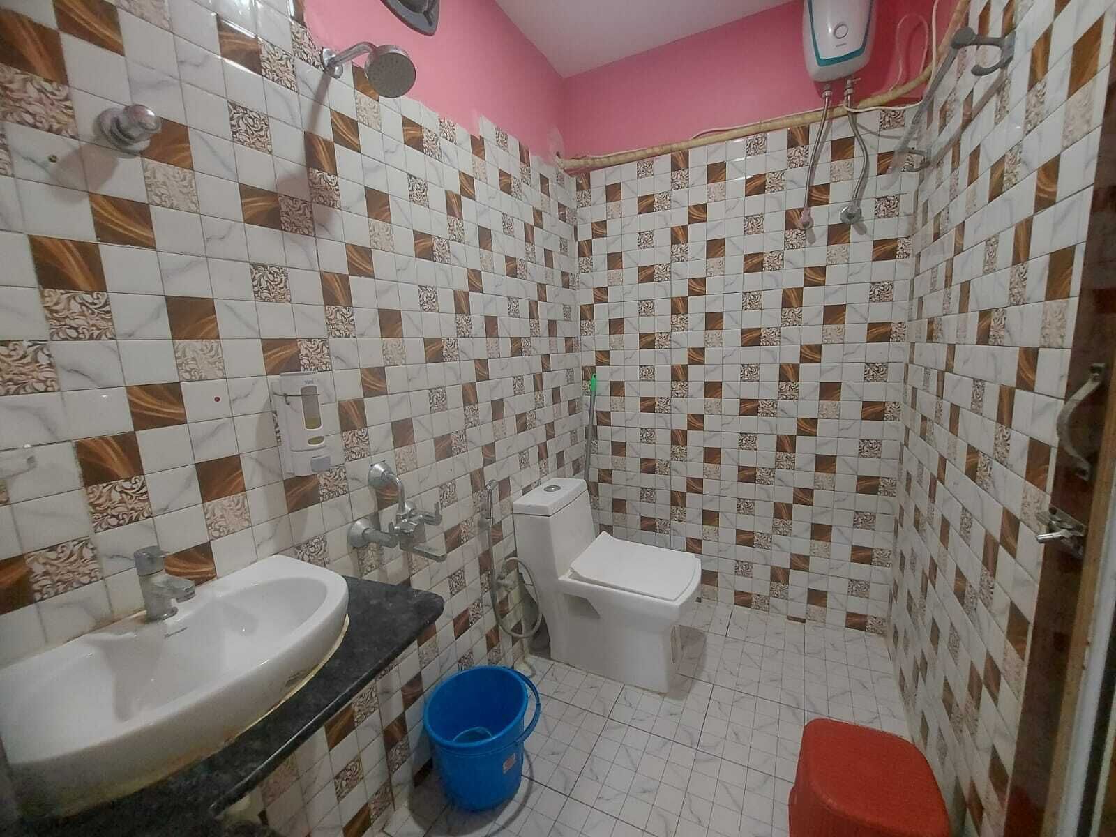Deluxe Triple Room | Bathroom | Shower, towels, soap, shampoo