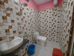 Deluxe-Dreibettzimmer | Badezimmer | Dusche, Handtücher, Seife, Shampoo