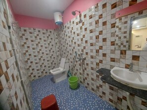 Quarto quádruplo família | Banheiro | Chuveiro, toalhas de banho, sabonete, shampoo