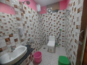 Habitació individual Deluxe | Bany | Dutxa, tovalloles, sabó i xampú 
