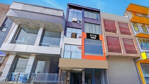 Un hotel con fachada moderna, amplias ventanas y una entrada visible.
