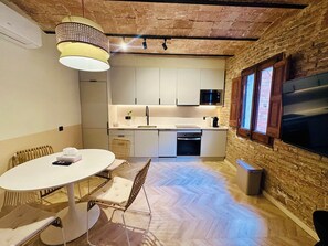 Fridge, microwave - 3 Bedroom Condo (Barcelona)
