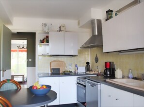 Wasserkocher mit Kaffee-/Teezubehör, Kühlschrank, Mikrowelle, Ofen