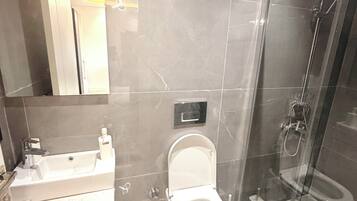 Haartrockner, Handtücher, Seife, Toilettenpapier