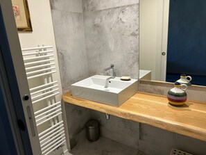 シャワー、ヘアドライヤー、ビデ、タオル