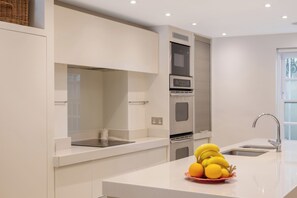 Private kitchen - Historic, elegant and luxurious home in St John's Wood, central London (London)