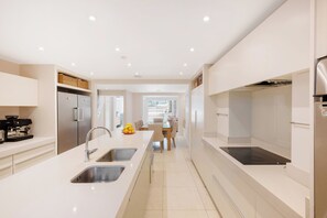 Private kitchen - Historic, elegant and luxurious home in St John's Wood, central London (London)