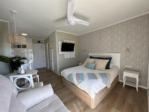 Tabla de planchar con plancha, wifi y ropa de cama
