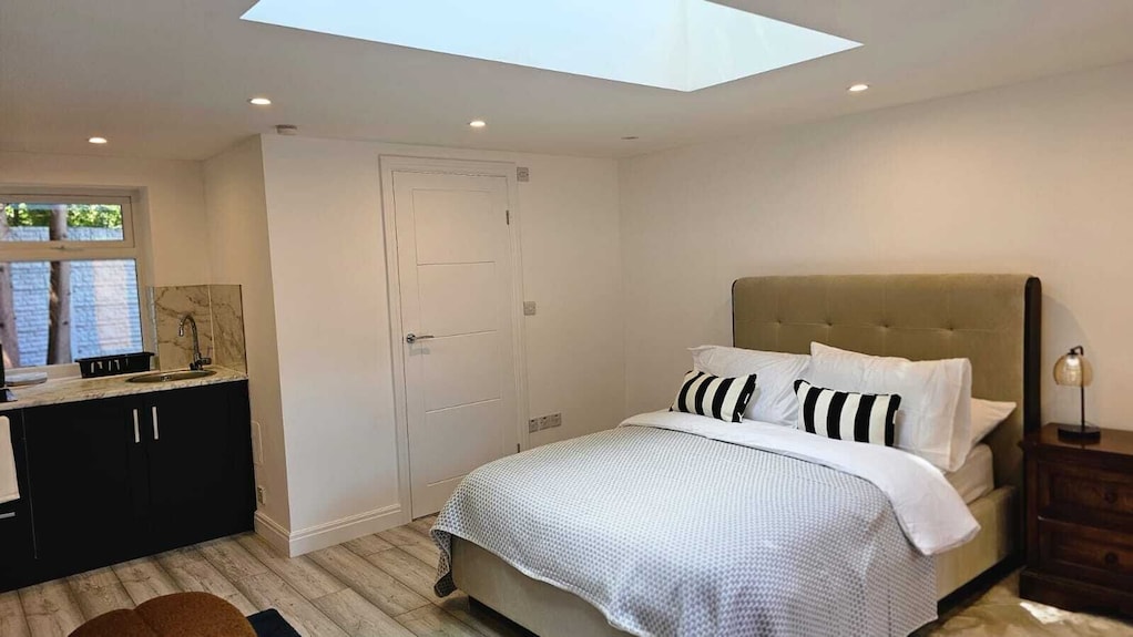 Tranquil 1-bedroom Chalet In Charming London For A Cozy Stay - London