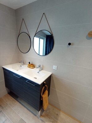Bathroom - Vrbo Property (Saint-Hilaire-de-Riez)