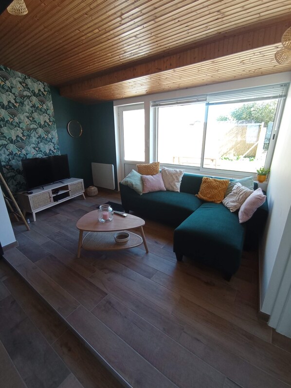 Living area - Vrbo Property (Saint-Hilaire-de-Riez)