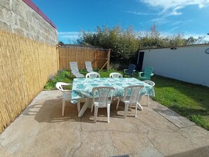 Outdoor dining - Vrbo Property (Saint-Hilaire-de-Riez)