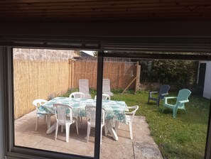 Outdoor dining - Vrbo Property (Saint-Hilaire-de-Riez)
