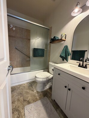 Douche, sèche-cheveux, serviettes fournies, savon