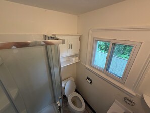 Regadera, secadora de cabello, bidet, toallas 
