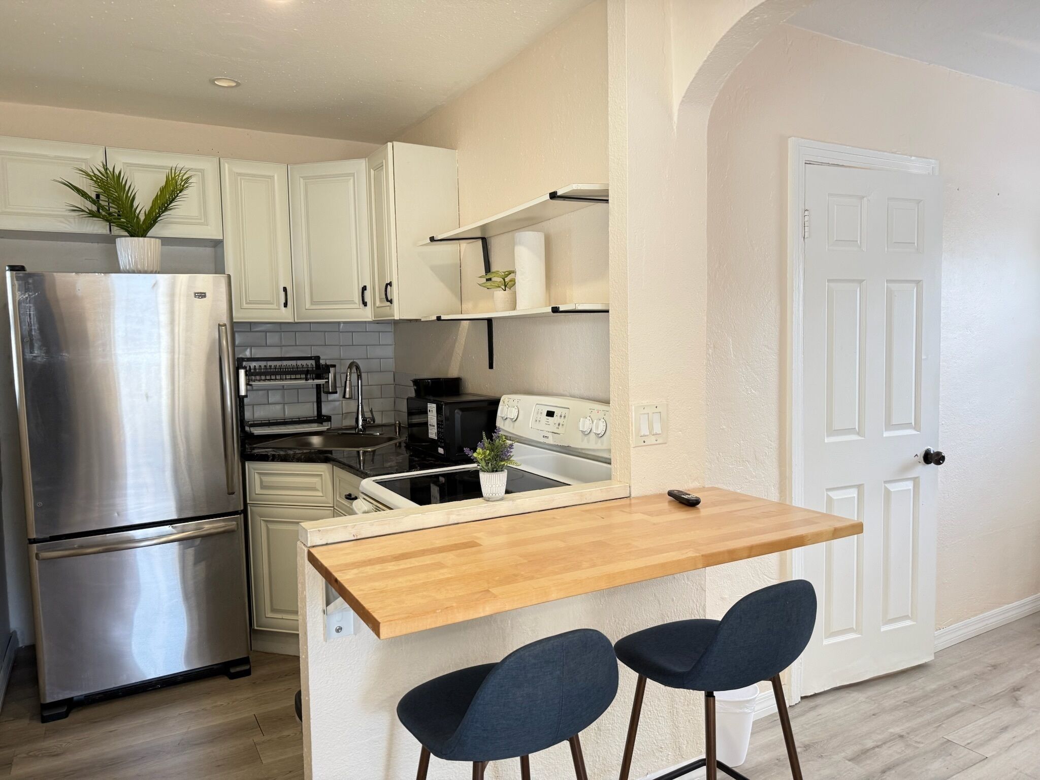 Coffee/tea maker, fridge, microwave, oven