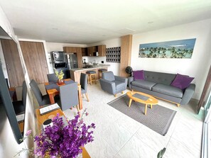 Living area - Furnished penthouse apartment in Medellín: 2 bedrooms, 2 bathrooms (Medellín)