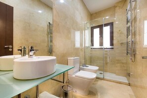 Free toiletries, hair dryer, towels, soap - Siloe Plaza Apartments (Granada)