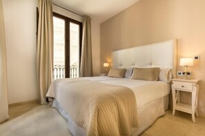 Superior-Apartment, Stadtblick | Schallisolierte Zimmer, Bügeleisen/Bügelbrett, kostenloses WLAN