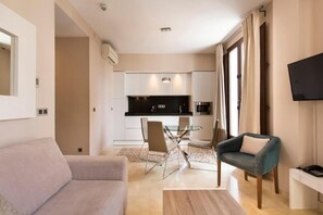 Superior-Apartment, Stadtblick | Wohnbereich