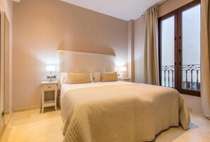 Superior Apartment, City View | Soundproofing, iron/ironing board, free WiFi - Siloe Plaza Apartments (Granada)