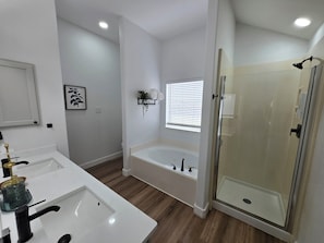 Jetted bath, hair dryer, towels, soap - Wonderful 3-bedroom house with AC next to PGA and Universal Studios (Little Elm)
