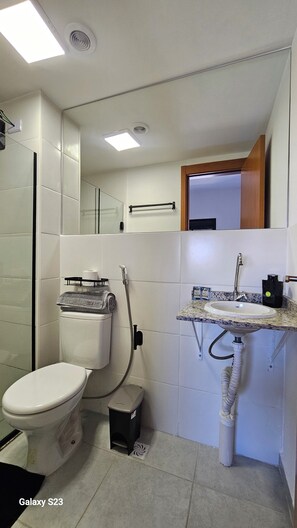 Ducha, secador de pelo, bidé y toallas