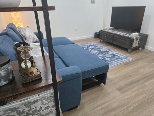  1 bedroom apartment with WiFi, sleeps 4