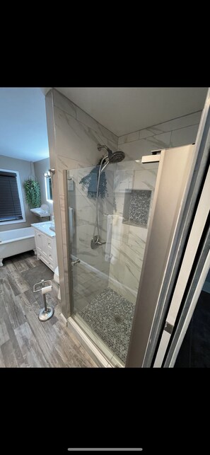Dusche, Haartrockner, Handtücher, Seife