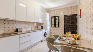 Coffee/tea maker, fridge, microwave, stovetop