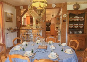 Dining - 4-bedroom house with a 7,000-square-meter garden, 950 meters from the sea (Plouézec)