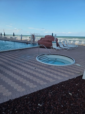 Outdoor pool - Surfboard Shack, Cool 1-bed, walk to everything! Huge pool, hot tub, grill& WIFI (Daytona Beach)